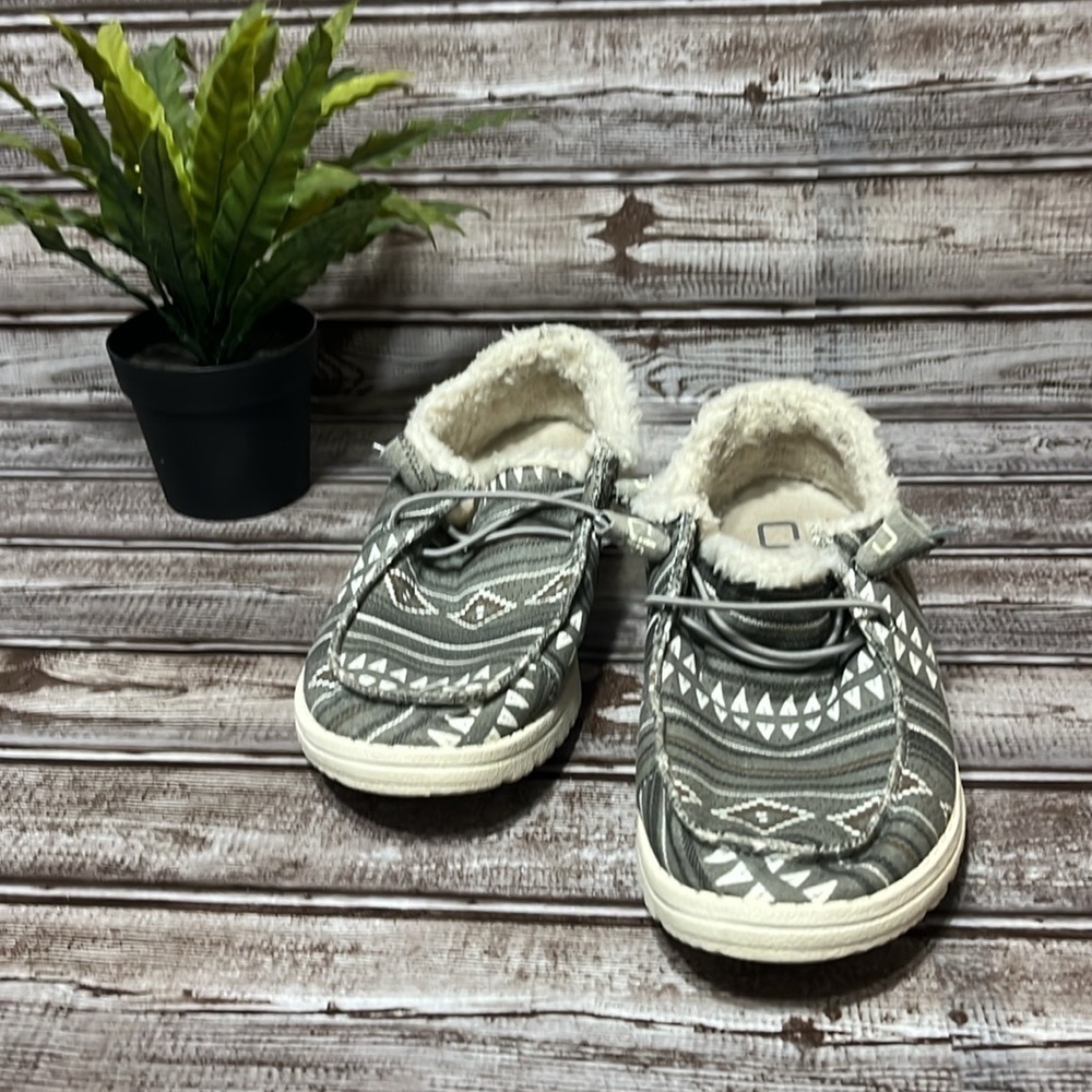 Hey Dude Gray and White Pattern Flats Size Women’s 6 - Picture 4 of 8